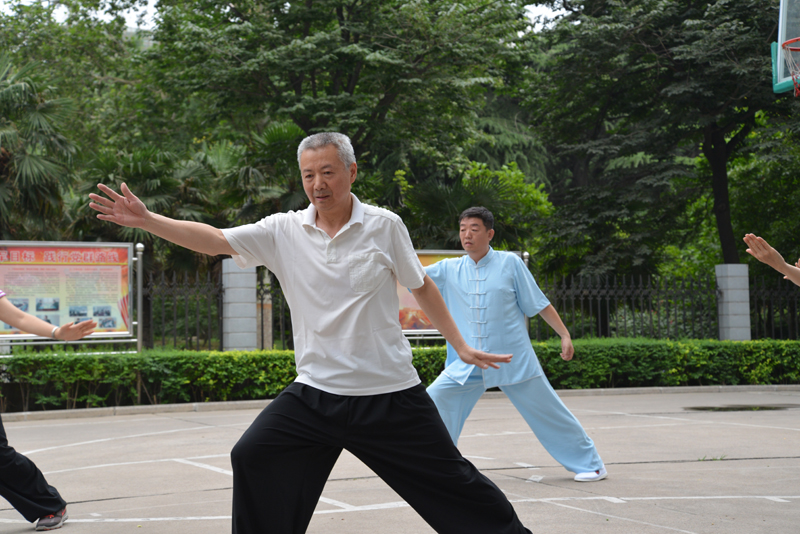 聘請(qǐng)陳式太極拳知名教練教學(xué)，開展太極拳興趣小組活動(dòng)。