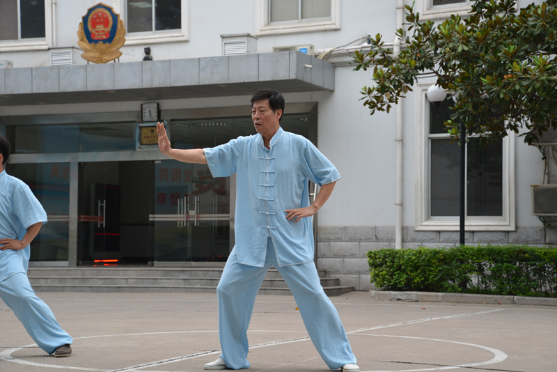 聘請(qǐng)陳式太極拳知名教練教學(xué)，開展太極拳興趣小組活動(dòng)。