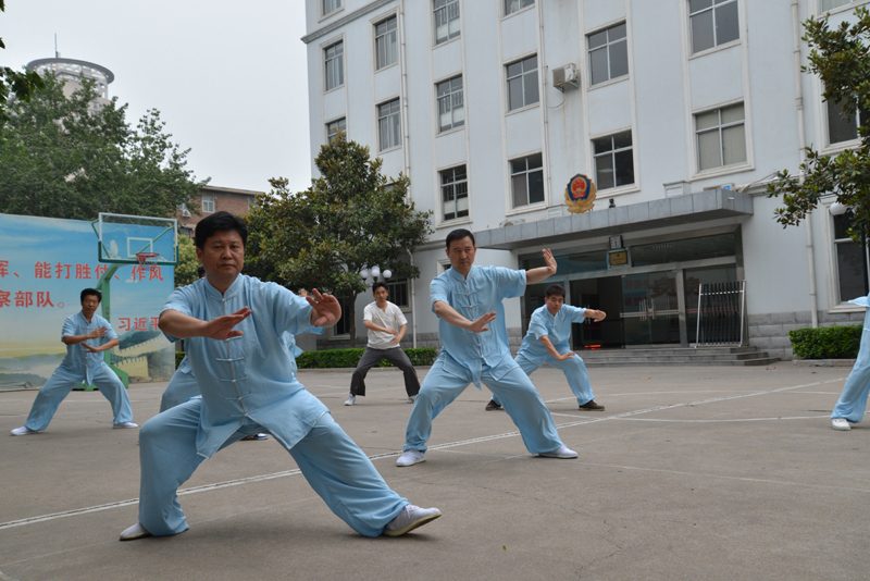 聘請(qǐng)陳式太極拳知名教練教學(xué)，開展太極拳興趣小組活動(dòng)。