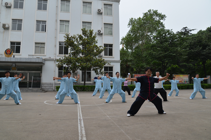 聘請(qǐng)陳式太極拳知名教練教學(xué)，開展太極拳興趣小組活動(dòng)。