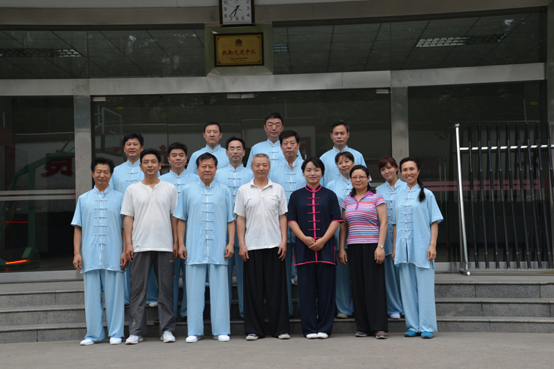 聘請(qǐng)陳式太極拳知名教練教學(xué)，開展太極拳興趣小組活動(dòng)。