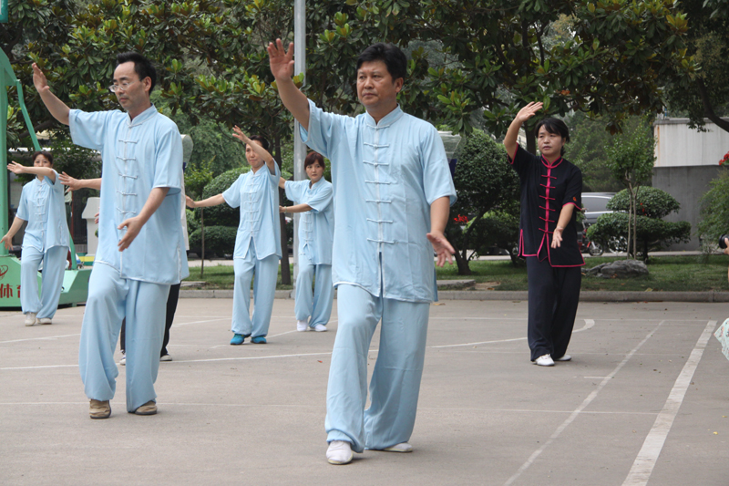 聘請(qǐng)陳式太極拳知名教練教學(xué)，開展太極拳興趣小組活動(dòng)。